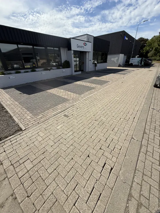 Gereinigde parkeerstrook voor het pand van een installatiebedrijf