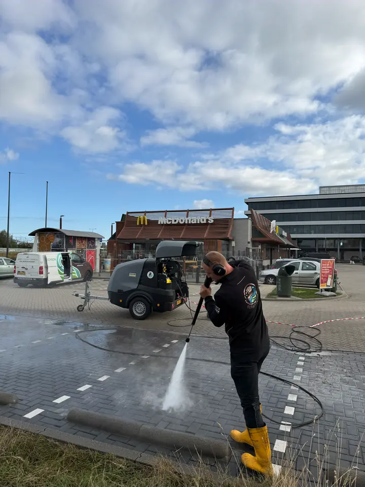 Reiniging in uitvoering bij een horecalocatie