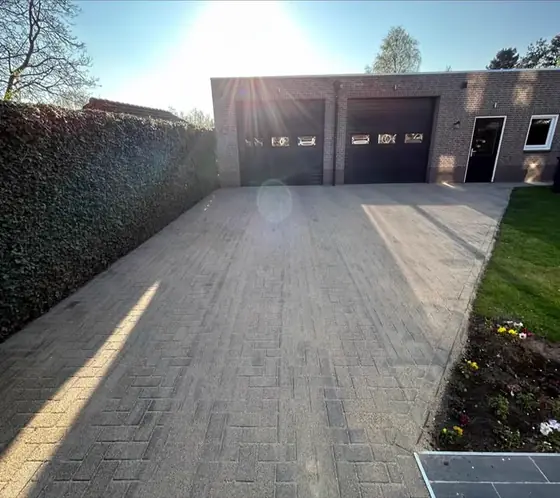 Inrit naar de garage na de reiniging