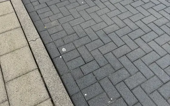 Dezelfde bestrating na de reiniging