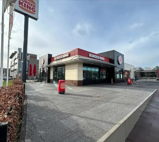 Gereinigd voorterrein met parkeerruimte bij een horecavestiging
