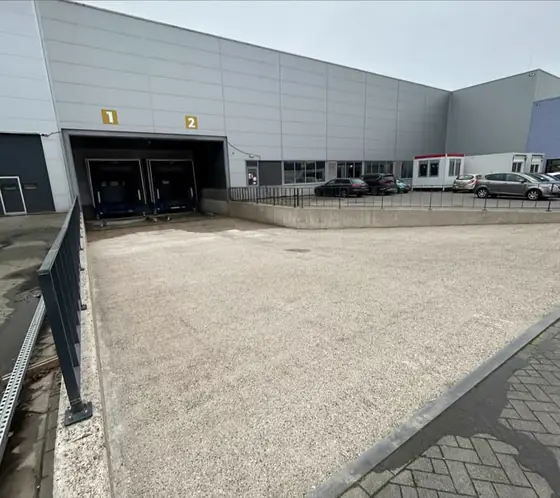 Gereinigde betonvloer van een laad- en losplaats voor de docks van een distributiepand