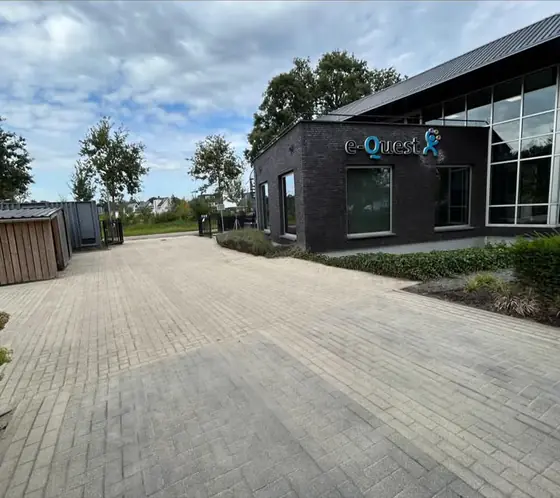 Oprit bedrijfspand na de reiniging