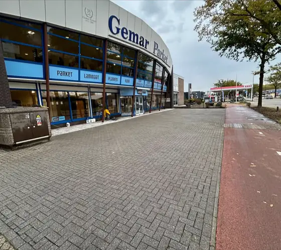 Gereinigde bestrating voor de entree van een winkelpand